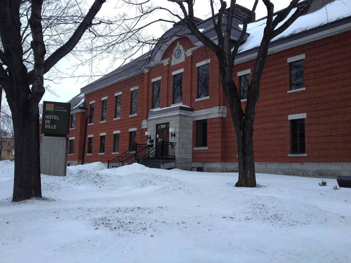 Les citoyens et citoyennes de Rimouski sont entre autres invités durant la Semaine de la municipalité, à venir rencontrer le maire Éric Forest de 7h30 à 9h30, le lundi 1er juin, à l'Hôtel de Ville. 