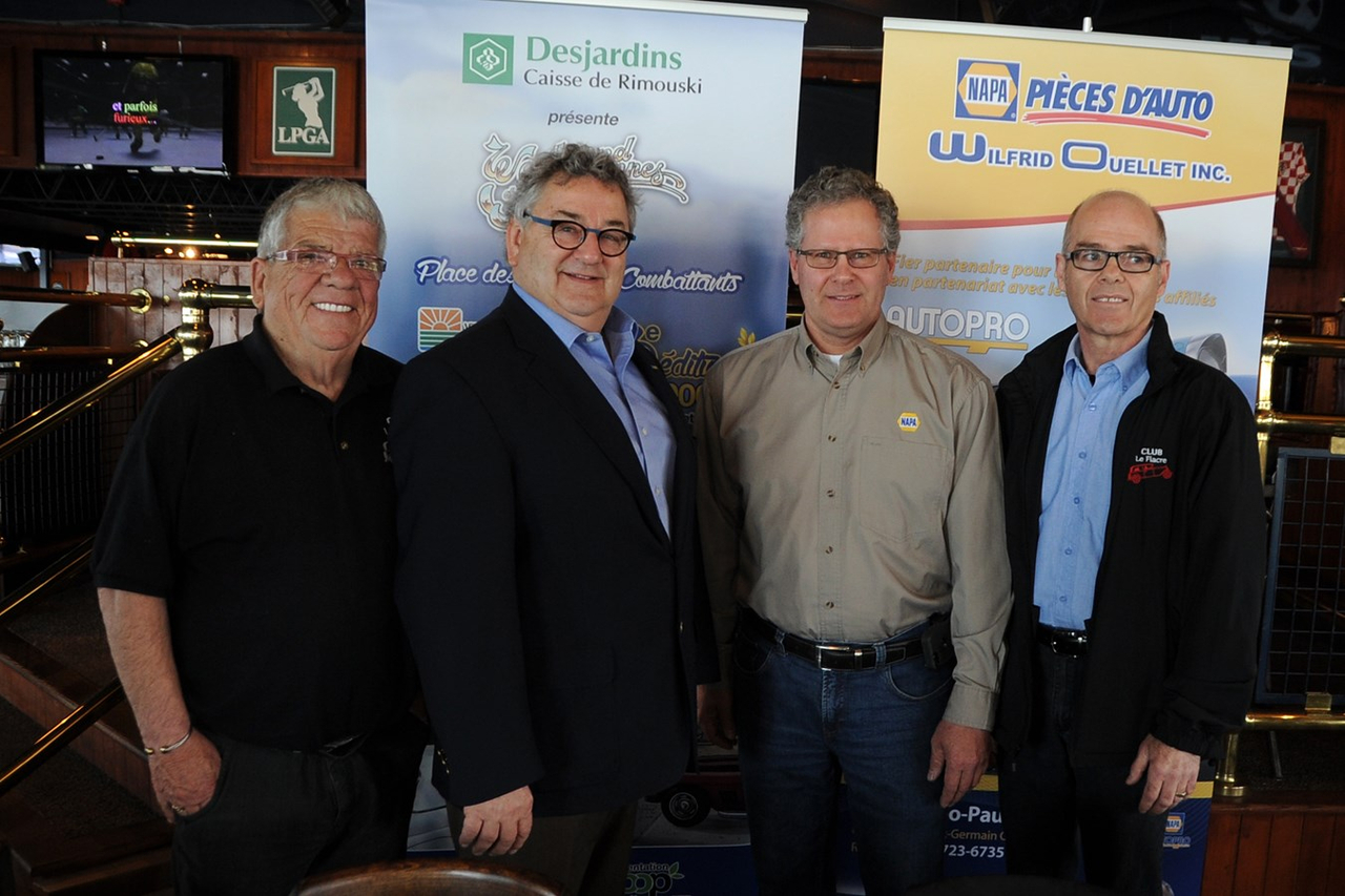 Sur la photo, on reconnaît dans l'ordre, le président du club Le Fiacre, Johnny Thériault, le maire de Rimouski, Éric Forest, Wilfrid Ouellet de la firme Wilfrid Ouellet NAPA, représentant également la bannière AUTOPRO, ainsi que le coordonnateur du Weekend des Anciennes, Mario Brideau.
