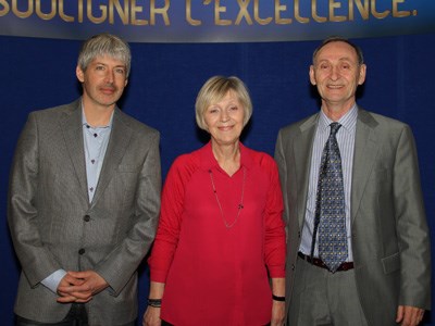 Bernard Gagnon, directeur du Module de développement social, en compagnie de Mireille Belzile et Langis Belzile, les représentants désignés par la famille Lucius-Belzile.