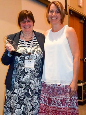 La professeure Audet en compagnie de Kathy Brewer-Dalton, présidente de l’Association Aquacole du Canada, lors de la remise du prix.