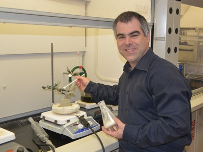 L'équipe du professeur de chimie Jonathan Gagnon (Photo) a mis au point une technologie qui pourrait avoir des applications majeures dans les sphères pharmaceutiques, cosmétiques et de la nutrition au niveau international.