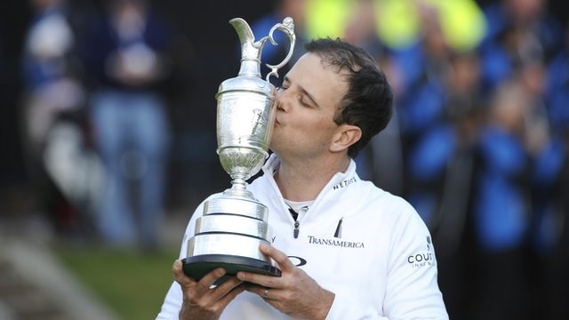 Zach Johnson n'était pas peu fière de sa deuxième victoire majeure acquise aujourd'hui sur le mythique parcours de St. Andrews en Écosse. 