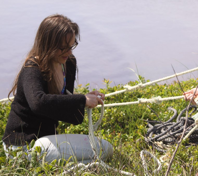 L'artiste visuelle Marianne Papillon au travail. 