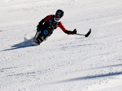 Rémi Côté en pleine descente de son sport de prédilection, le ski para-alpin.