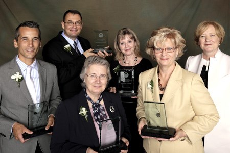 De gauche à droite, messieurs Nicolas Boivin (UQTR) et Antonello Callimaci (UQAM), et mesdames Carole Lévesque (INRS), Natalie Lavoie (UQAR), Louise Laflamme (ENAP) et Sylvie Beauchamp, présidente de l’Université du Québec.