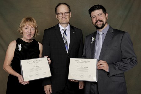 Les professionnels Nicole Poirier et Julien Lambrey de Souza en compagnie du recteur de l'UQAR, Jean-Pierre Ouellet.