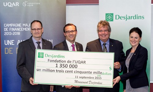 Le recteur de l’UQAR, Jean-Pierre Ouellet, en compagnie du premier vice-président, Réseau des caisses et Services aux particuliers du Mouvement Desjardins, et coprésident de la campagne majeure de financement 2013-2018 de l’UQAR, Guy Cormier, du directeur général de la Caisse Desjardins de Lévis, Benoît Caron et de la première vice-présidente Marketing Mouvement, Expérience membre-client et Communications du Mouvement Desjardins, Marie-Huguette Cormier.