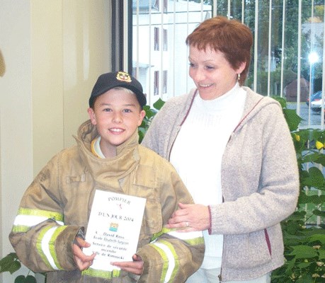 David Ross, en 2004, en compagnie de Loraine Gagnon, aujourd'hui secrétaire de direction au Service de sécurité incendie de la Ville de Rimouski.