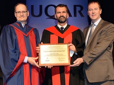 Le professeur Marcel Babin entouré du recteur Jean-Pierre Ouellet et du président de la Fondation de l'UQAR, Denis Ouellet.