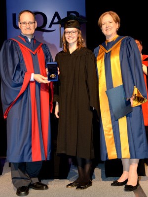 La récipiendaire de la Médaille d'argent, Édith Bélanger, en compagnie du recteur Jean-Pierre Ouellet et de la présidente du réseau de l'UQ, Sylvie Beauchamp.