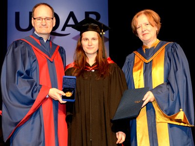 Marie-Ange Croft a reçu la Médaille d'or du recteur Jean-Pierre Ouellet et de la présidente du réseau de l'Université du Québec, Sylvie Beauchamp.