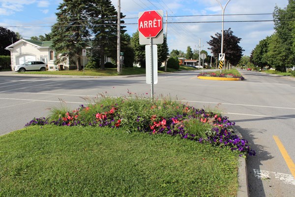 Aménagement paysager au coin de la rue Hupé et du boulevard Arthur-Buies Est.