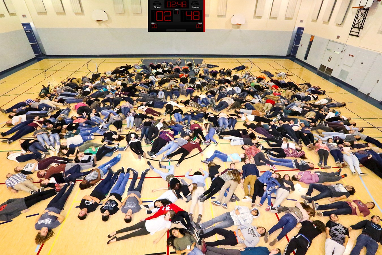 248 étudiants se sont allongés au sol en mémoire des 248 victimes de la route en 2015.