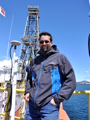 Le professeur Guillaume St-Onge à bord du JOIDES Resolution dans le cadre de l’Expédition 341 de l’IODP.