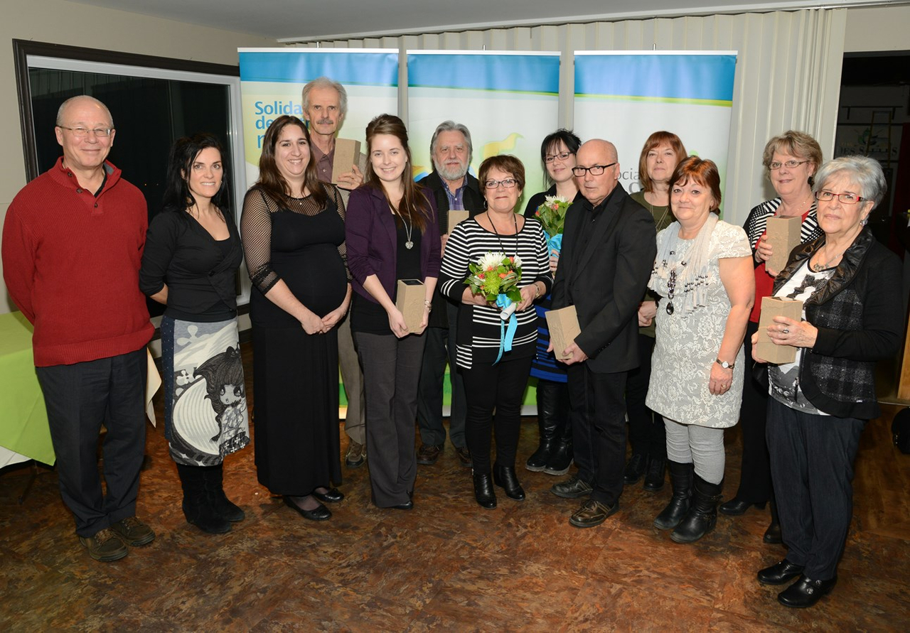 De l’Association du cancer de l’Est du Québec, Daniel Bénéteau, président, Nadia Morin, directrice générale et Annie Chamass, coordonnatrice des bénévoles, en compagnie de Gilles Lévesque, Julie Fournier, Richard Rioux, Pierrette Canuel, Valérie Robichaud (de Groupecho), André Canuel, Noëlla Caissy (de Groupecho), Marina Lacombe (de Groupecho), Carmen Perry (de Groupecho) et Chantal Dubé.