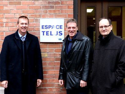 Le président de la Fondation de l’UQAR, Denis Boucher, le vice-président, Marché consommateurs de TELUS, Clément Audet, et le recteur Jean-Pierre Ouellet lors du dévoilement de l’Espace TELUS.