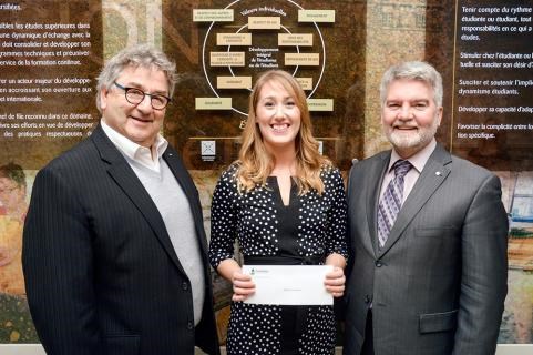 Une étudiante du Cégep de Rimouski reçoit une bourse de 1000$