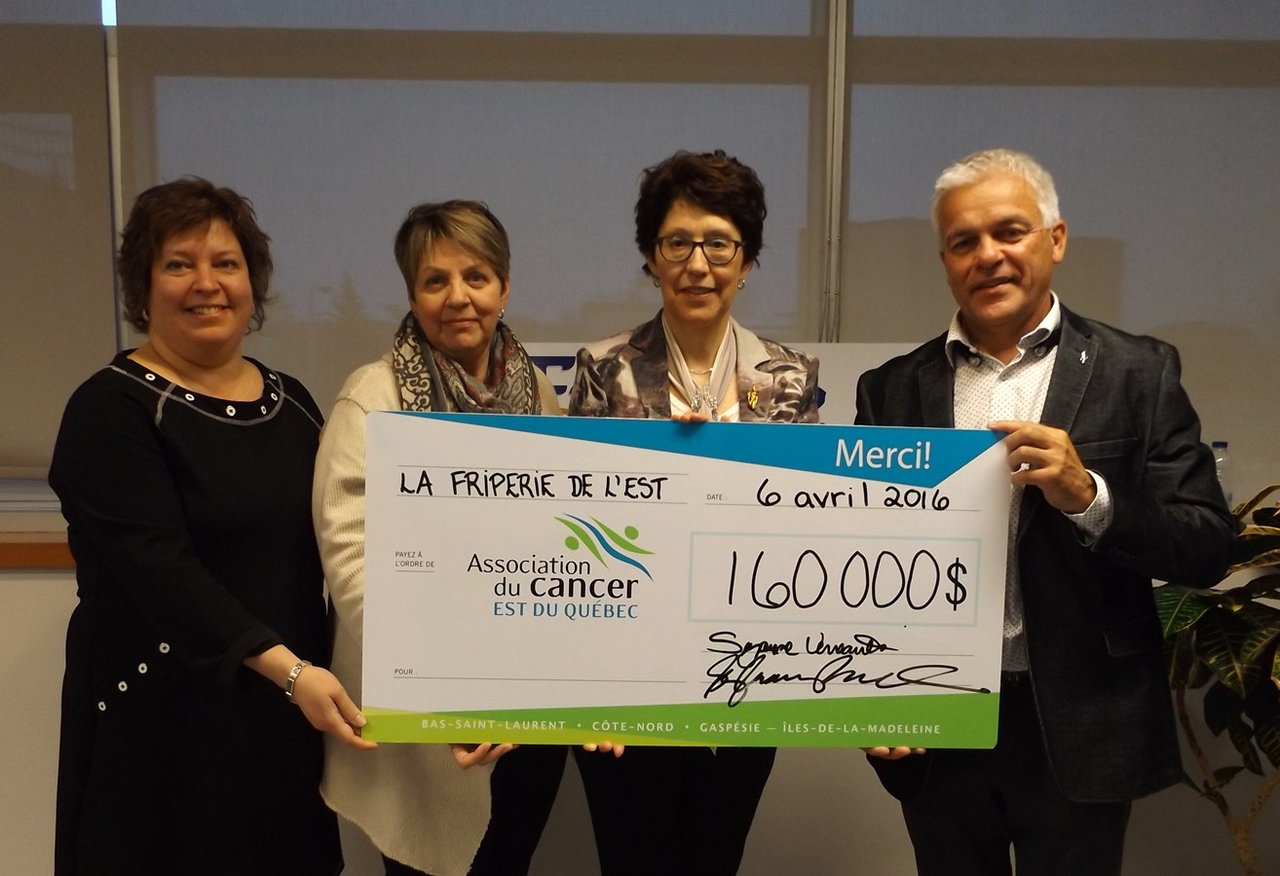 De gauche à droite : Josée Fortin, directrice du financement à l’Association du cancer de l’Est du Québec, Suzanne Verreault, présidente de Friperie de l’Est, Sylvianne Boucher, directrice générale de Friperie de l’Est et Gaétan Rousseau, vice-président de l’Association du cancer de l’Est du Québec.