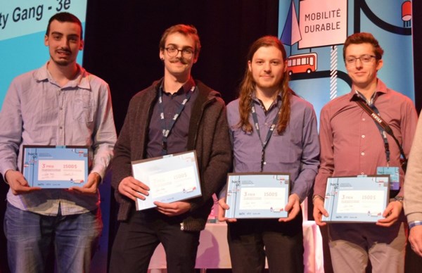 L’équipe gagnante du 3e prix. De gauche à droite : Vivien Pradelles, Luc Georges, Bastien Penavayre et Marc Parveau, tous étudiants à l’UQAR.