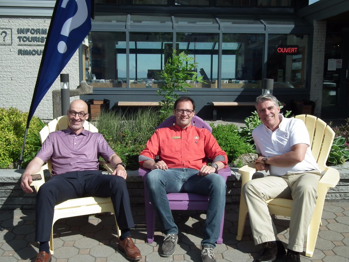 Monsieur Marc Parent, maire de Rimouski, Monsieur Jérôme Olivier Turcotte, gérant de la quincaillerie Home Hardware Rimouski, Monsieur Martin Beaulieu, directeur général de la SOPER. 