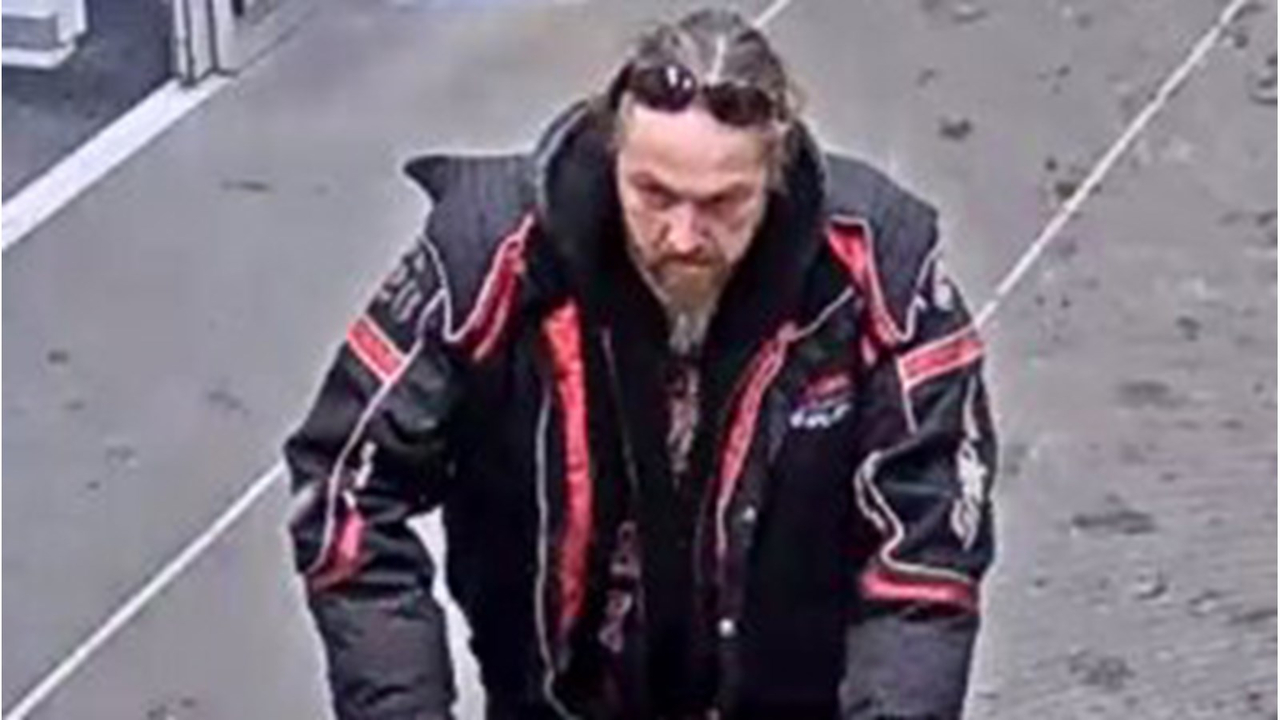 Le suspect 3 est un homme âgé d’environ 60 ans, cheveux gris, environ 86 kg (190 livres).