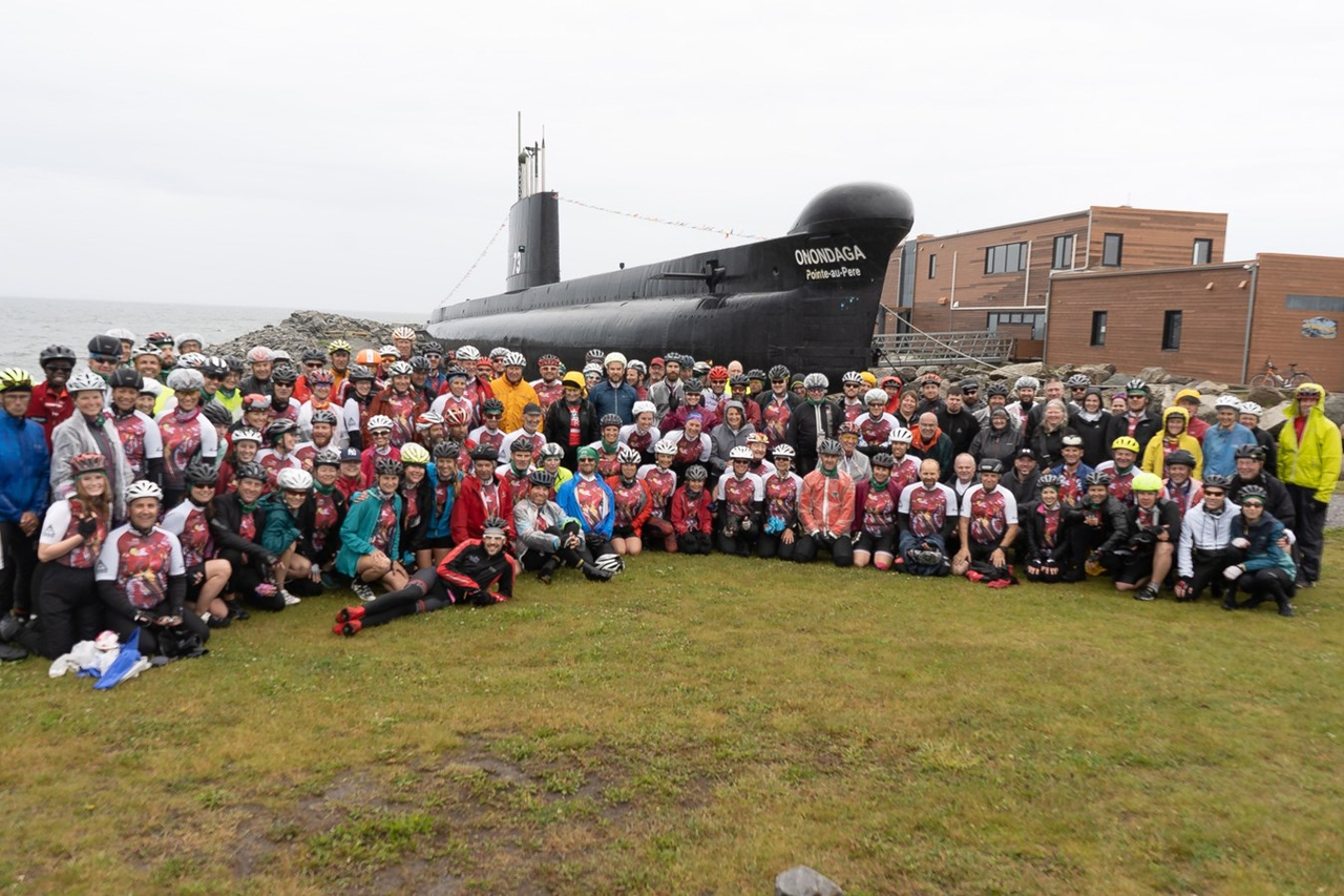 Cyclistes et bénévoles au Site historique maritime de la Pointe-au-Père