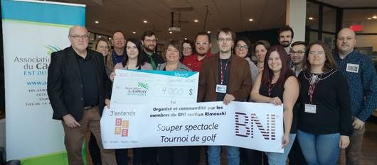 Josée Fortin, directrice du financement à l’Association du cancer de l’Est du Québec,
reçoit la somme de 4000 $ des membres du BNI, section Rimouski.