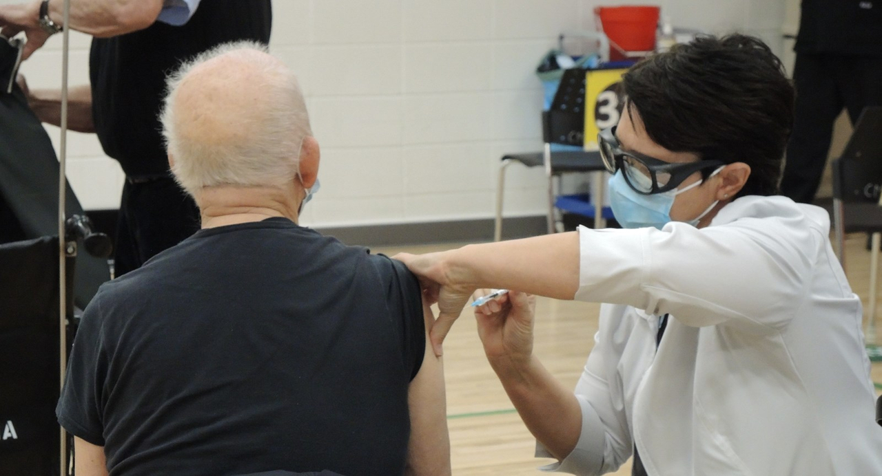 Les enseignants et les parents pourraient être vaccinés plus rapidement