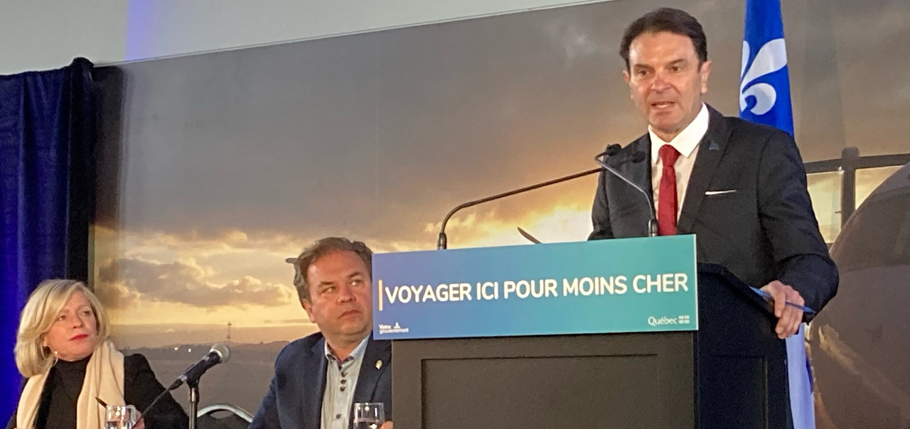 La ministre du Tourisme, Caroline Proulx, Jacques Demers, maire de Sainte-Catherine-de-Hatley et président de la Fédération québécoise des municipalités, et François Bonnardel, ministre des Transports.