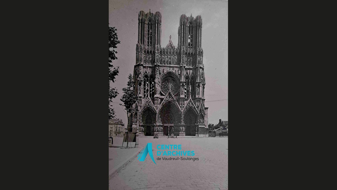 Photo de la cathédrale Notre-Dame de Paris telle que vue par Sr Marie-Rollande lors de son voyage en Europe, 1950.