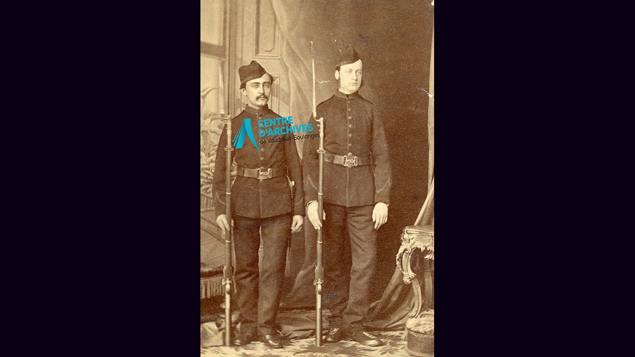 Deux miliciens avec leur Snider Rifle, baïonnette au canon.