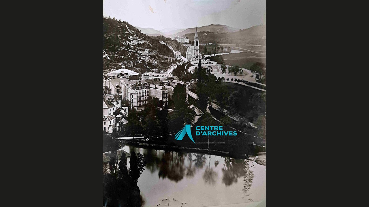 Photo du lieu de pèlerinage de Lourdes, France vu lors de son voyage en Europe, 1950.