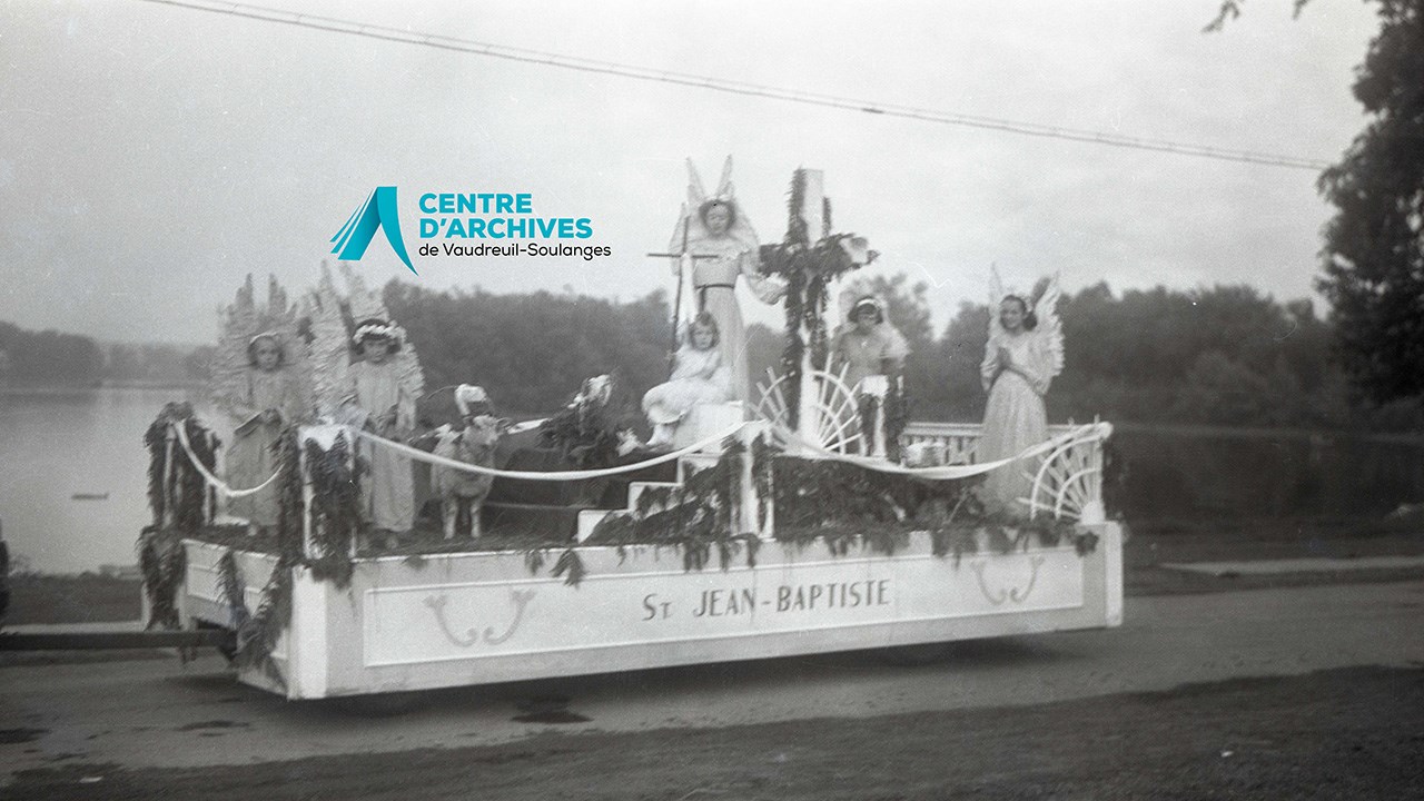 Char allégorique ‘’St-Jean-Baptiste’’. À bord, Jean-Pierre Philibert (représentant St-Jean-Baptiste), Michèle Mayer, Jeannine Lecompte, Annette Lévesque, Manon Ranger et Monique Lecompte. Le conducteur est Paul Lecourt, 1952.