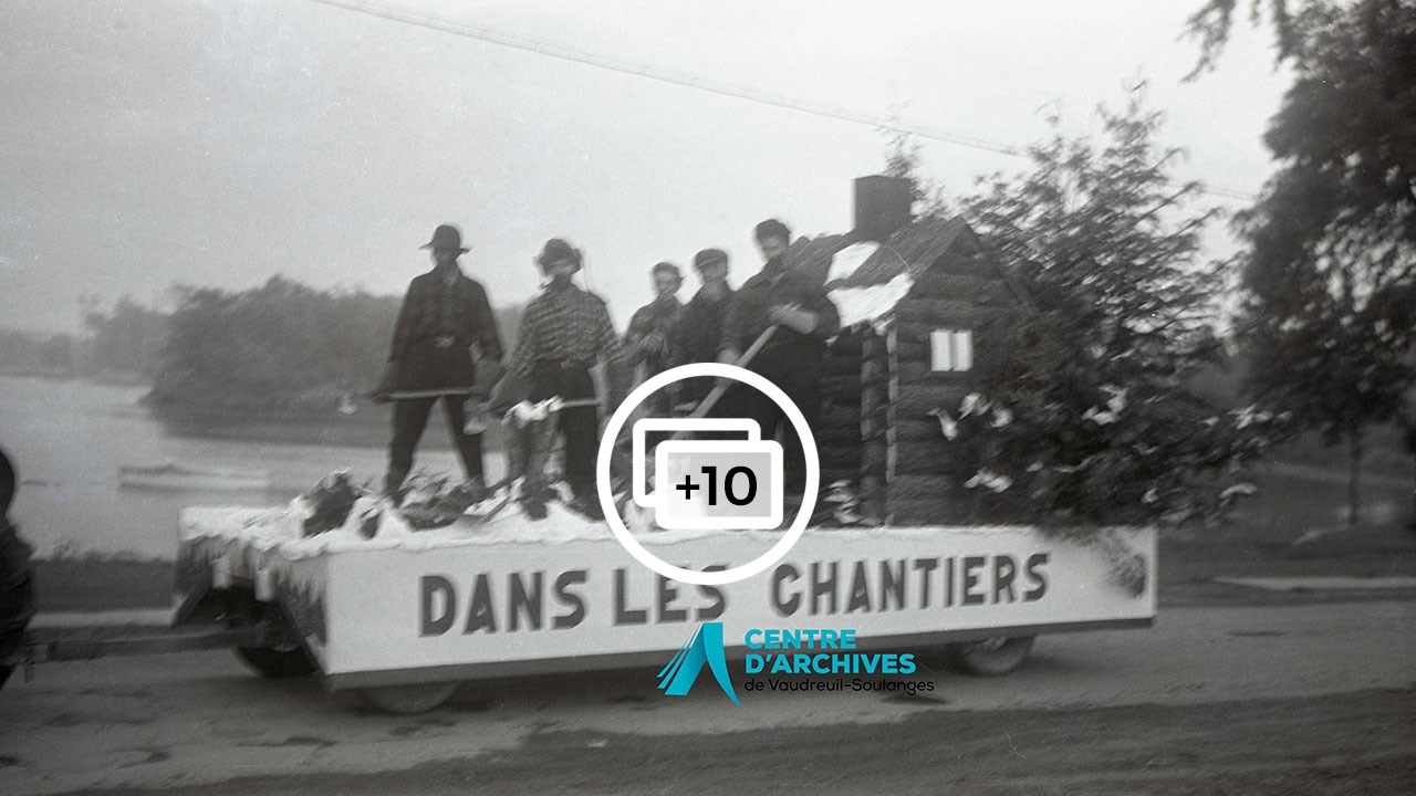 Char allégorique ‘’Dans les chantiers’’, de Quinchien. Louis Meloche, Joseph Bradley, Claude Rousseau, Jules Rousseau et Rhéan Bradley. Le conducteur est Paul-Emile Meloche, 1952.