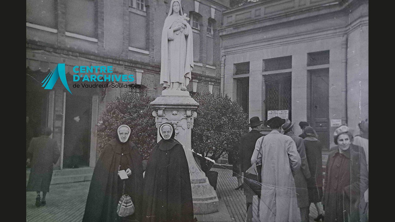 Photo montrant Sr Marie-Rollande en compagnie de sa compagne de voyage, Europe, 1950.