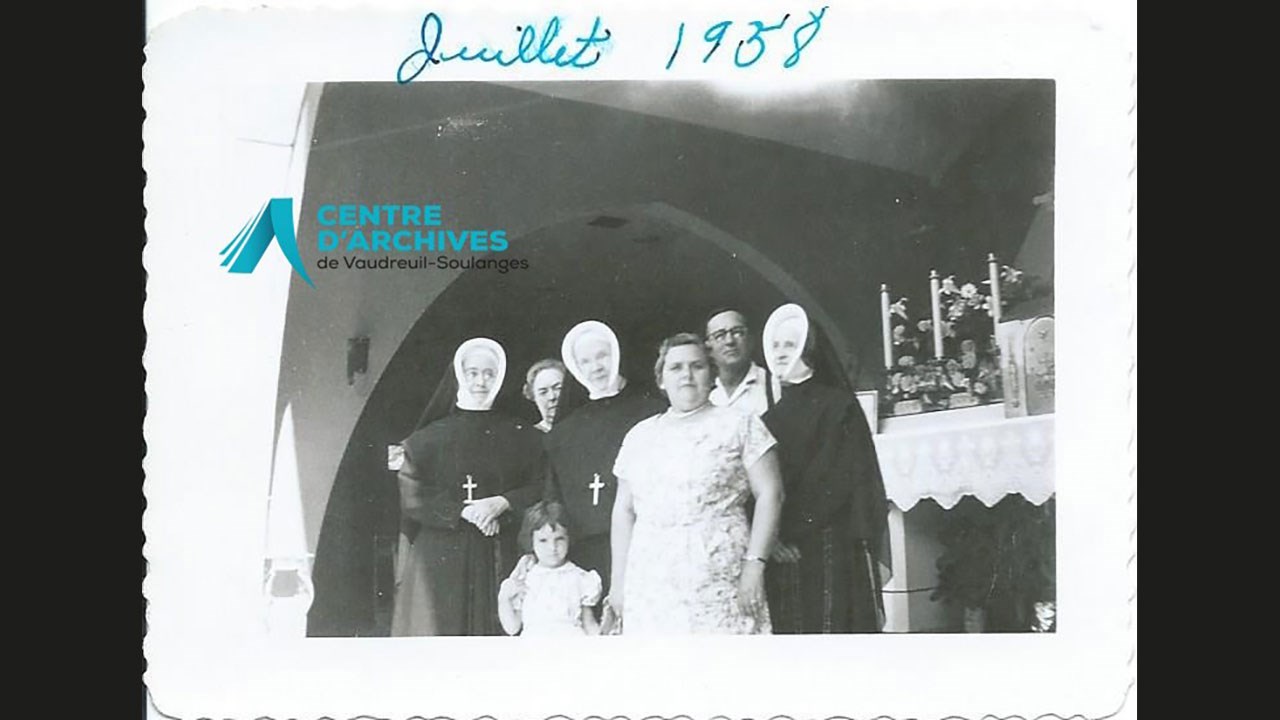 Photo sur laquelle on aperçoit Sœur Marie-Rollande entourée de sa famille lors de son jubilé d’or, juillet 1958.