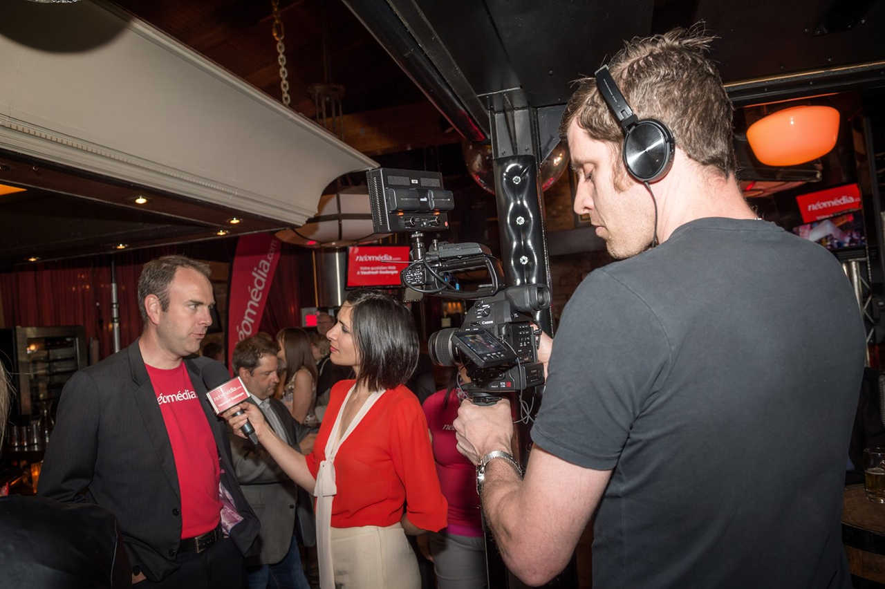 Sans surprise, le président de Néomédia.com, Claude Poulin, était fortement sollicité.