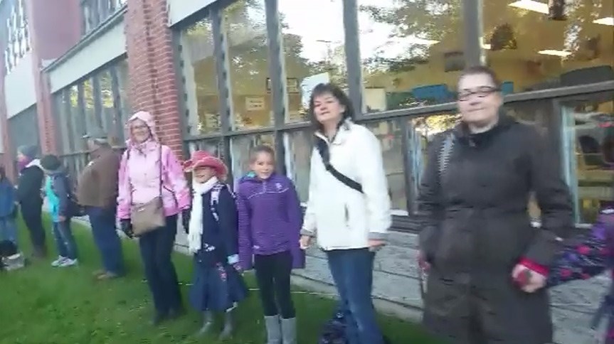 Des centaines de personnes forment une chaîne humaine symbolique pour dénoncer les coupures en éducation