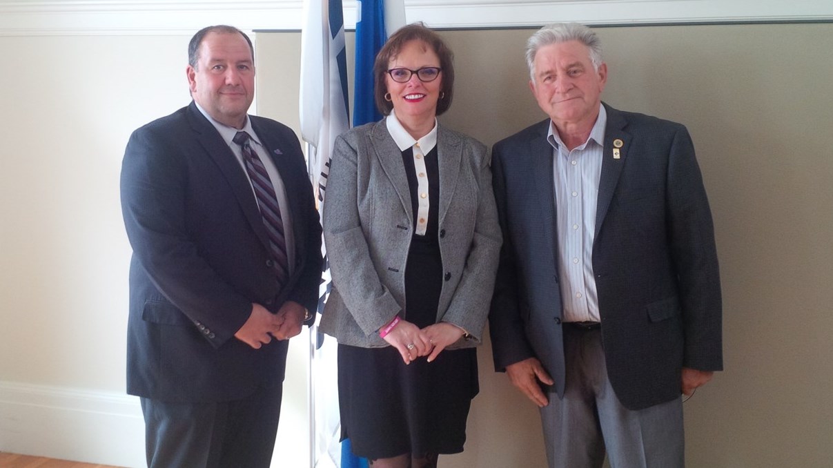 Réjean Cauchon, conseiller municipal de Saint-Zotique, Lucie Charlebois, députée de Soulanges et ministre déléguée à la Réadaptation, la Protection de la jeunesse et la Santé publique et Hans Gruenwald, maire de Rigaud.