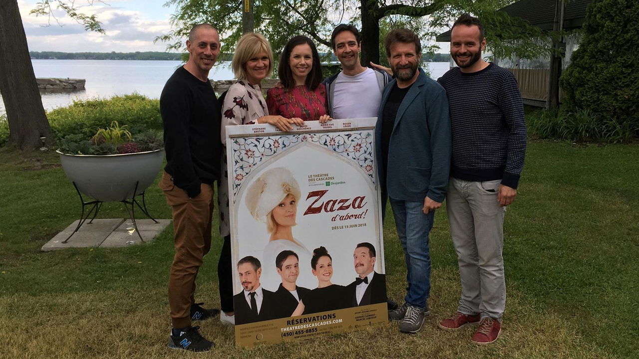 Le copropriétaire du Théâtre des Cascades, Roger Léger s’entoure de Stéphane Breton, Joachim Tanguay, Josée Deschênes et Marie-Ève Trudel. Ils prennent la pose avec le metteur en scène Michel-Maxime Legault.