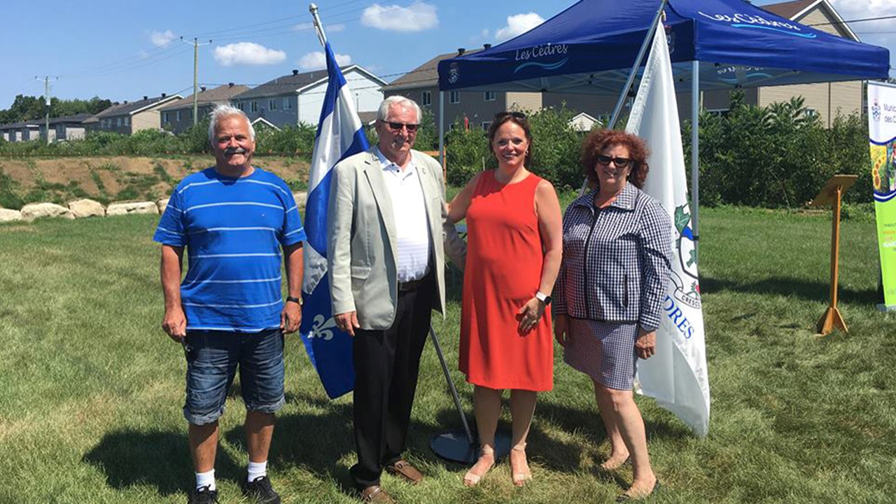 Le conseiller municipal Serge Clément prend la pose avec le maire Raymond Larouche, la députée de Soulanges, Lucie Charlebois et la conseillère municipale Aline Trudel.