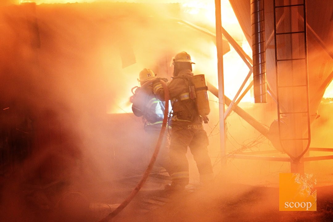 Un incendie majeur détruit un bâtiment de ferme à Saint-Clet