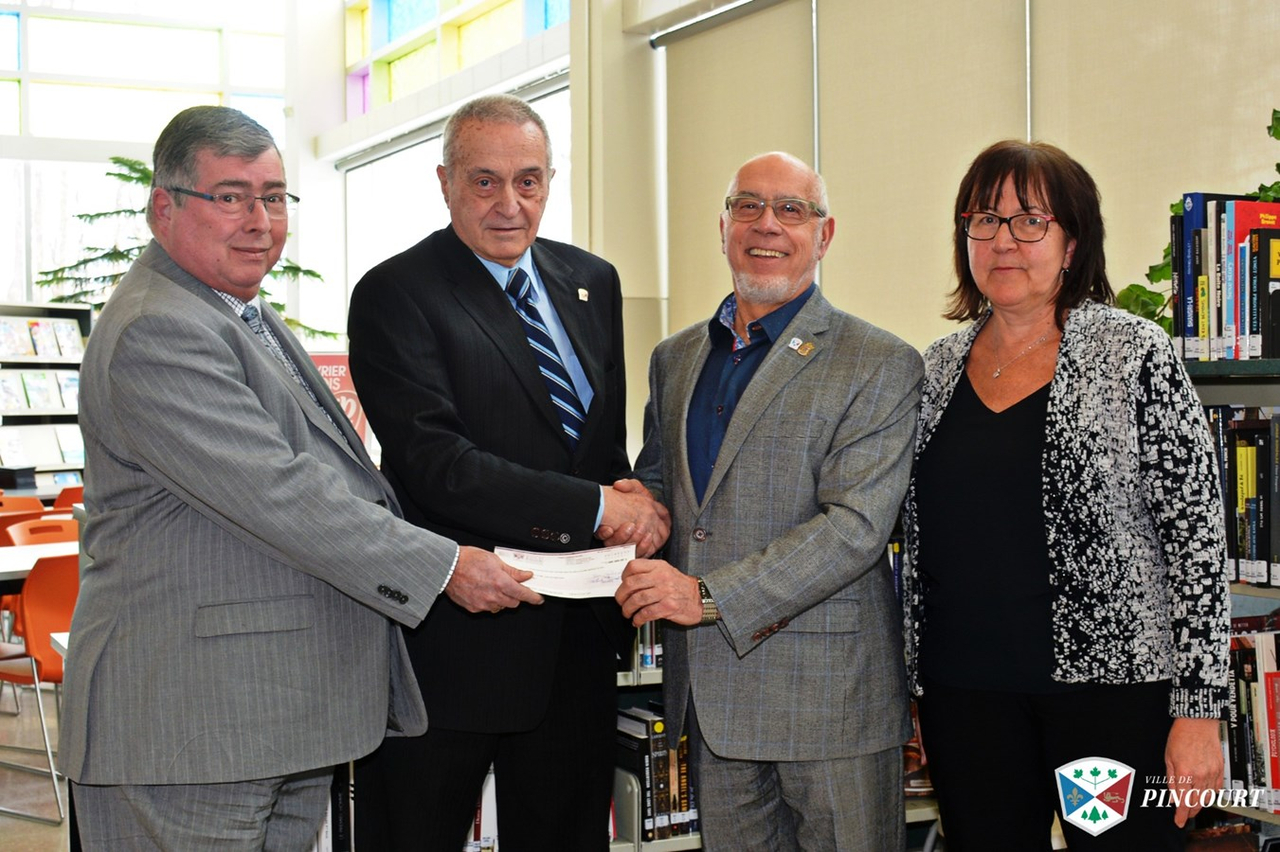 Michel Perrier, D.G. de la Ville de Pincourt ; Claude Chamberland, président du C.A. de la Coop ; Yvan Cardinal, maire de Pincourt ; Mme Manon Leduc, membre du C.A.