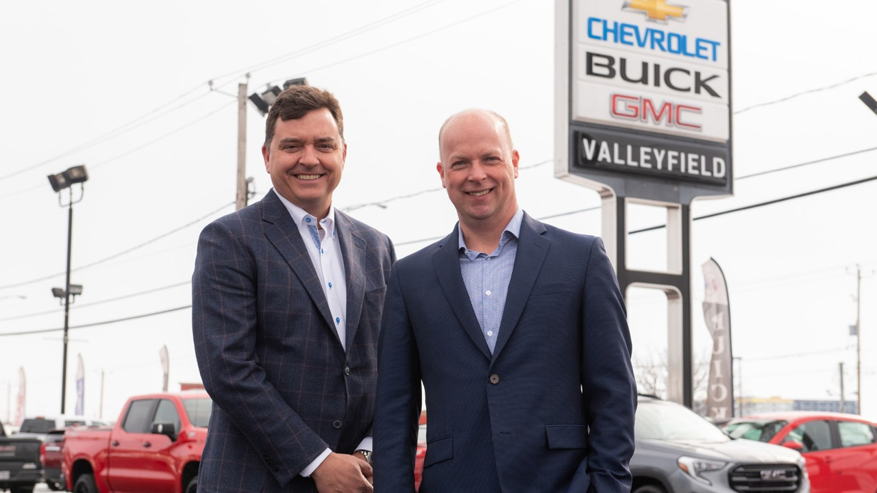Les nouveaux propriétaires du concessionnaire Chevrolet Buick GMC de Valleyfield, Frédéric Racine et André Gingras.