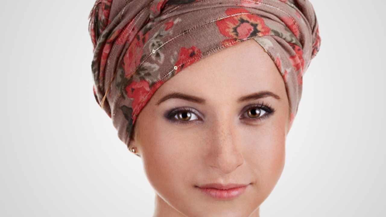La Clinique capillaire Le Mirage propose à sa clientèle une vaste gamme de foulards et chapeaux.