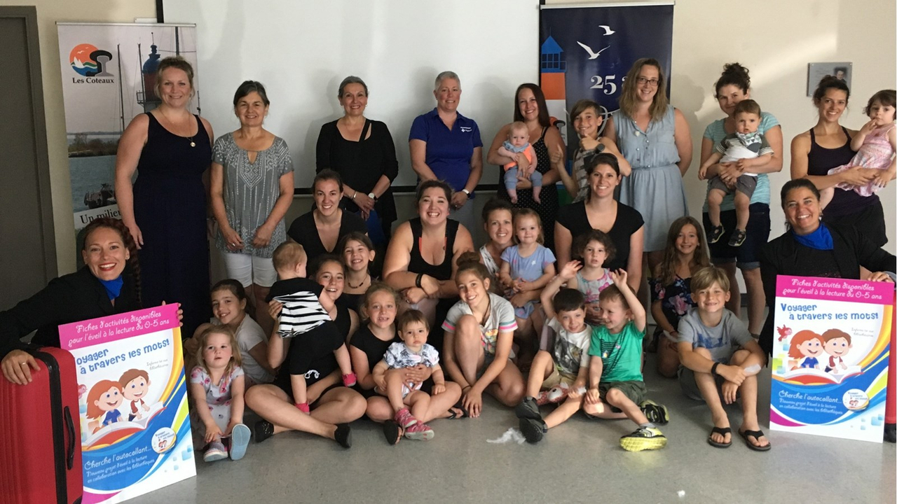 Les partenaires du projet ont pris la pose avec quelques jeunes présents à un atelier animé par le Centre prénatal.