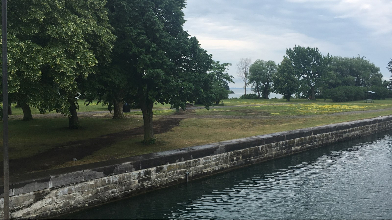 C'est le parc situé sur la partie sud du Canal de Soulanges, à Les Coteaux, qui porte le nom maintenant le nom de M. Pariseau.