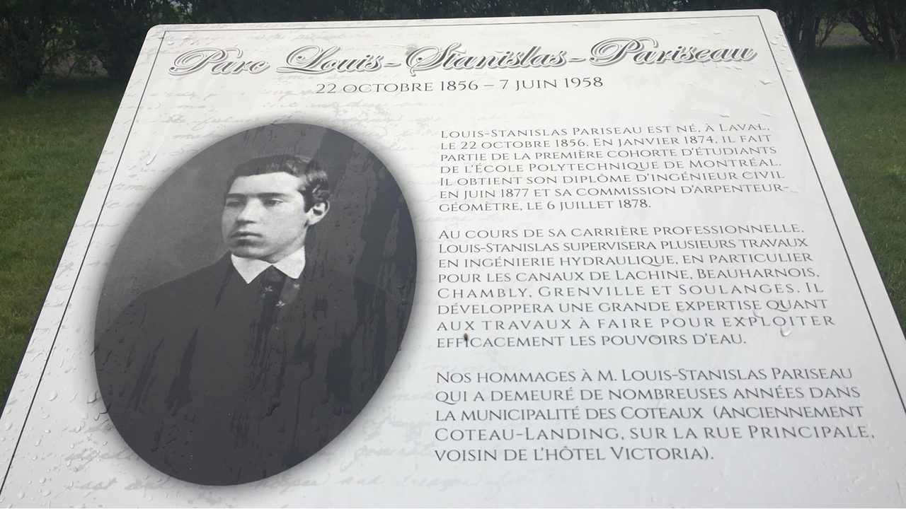Une plaque expliquant le parcours de M. Louis-Stanislas-Pariseau trône désormais dans le parc à son nom.