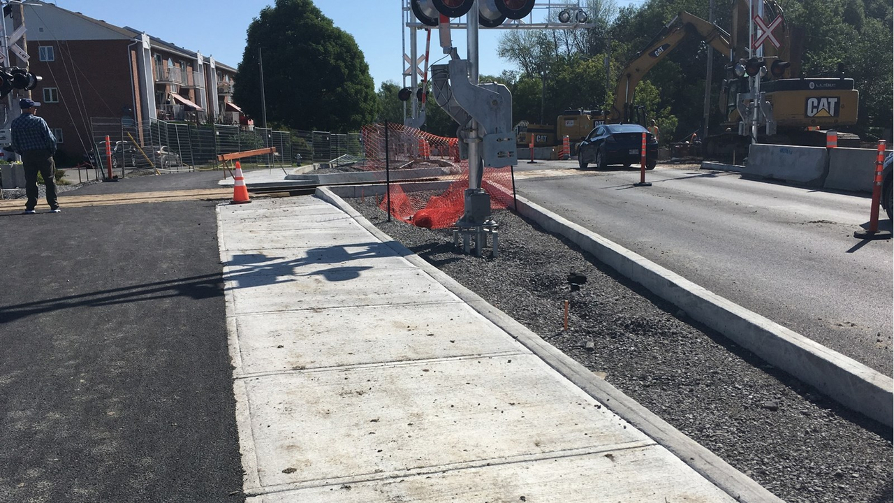 Au terme du chantier, le passage à niveau du boulevard Cité-des-Jeunes aura été élargi à deux voies de chaque côté et une piste multifonctionnelle aura été ajoutée.