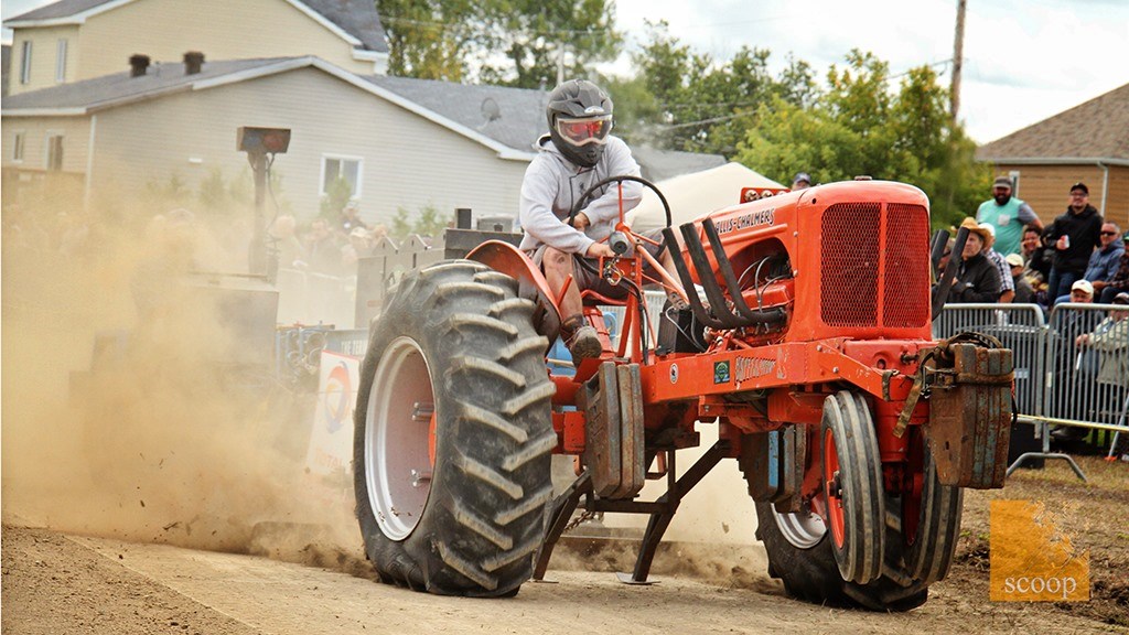 Une compétition de tirs de tracteurs antiques enlevante à Saint-Clet